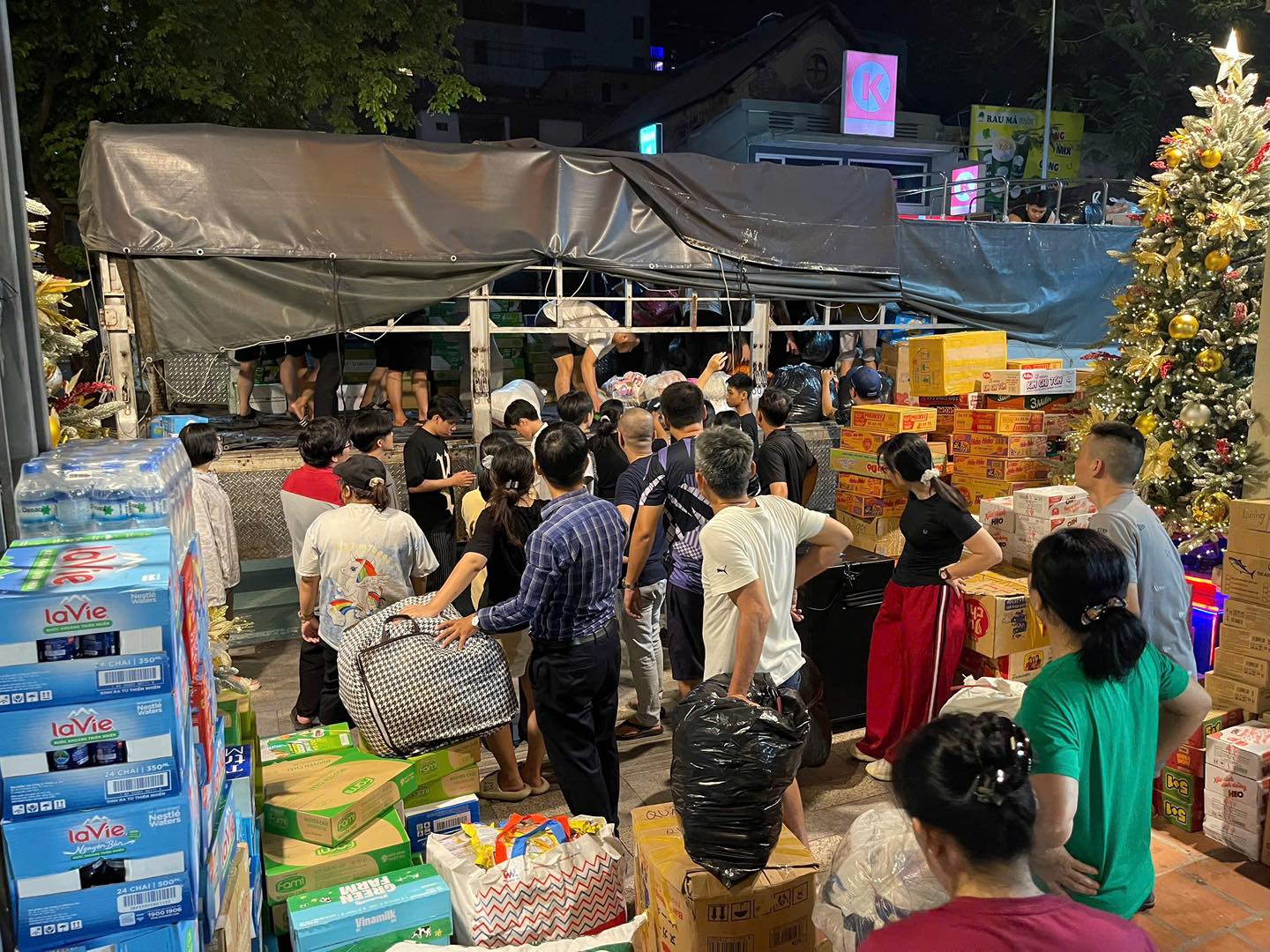 Lũ lụt đi qua lòng người ở lại